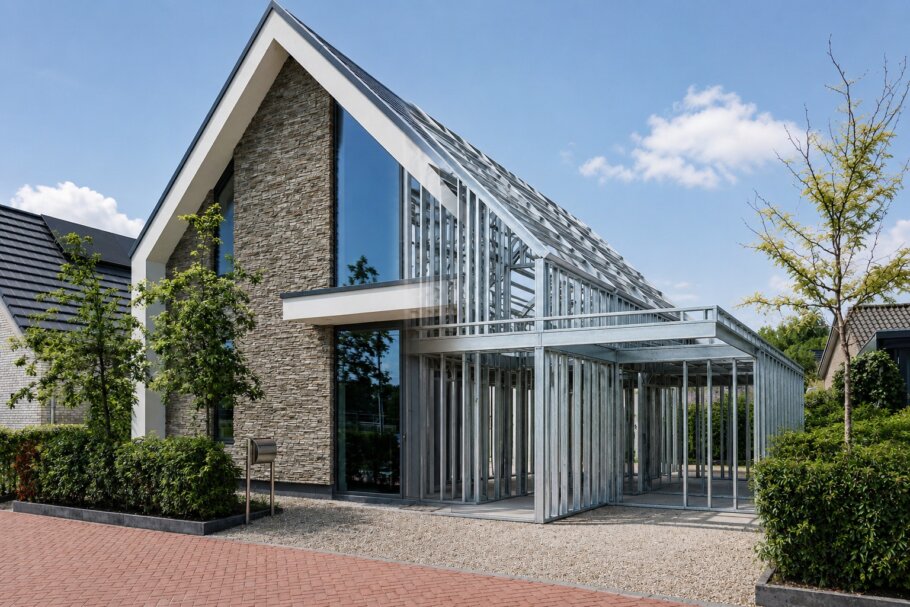 Moderne woning in staalframebouw waarbij de prefab staalconstructie vloeiend overgaat in de gerealiseerde luxe woning met moderne architectuur